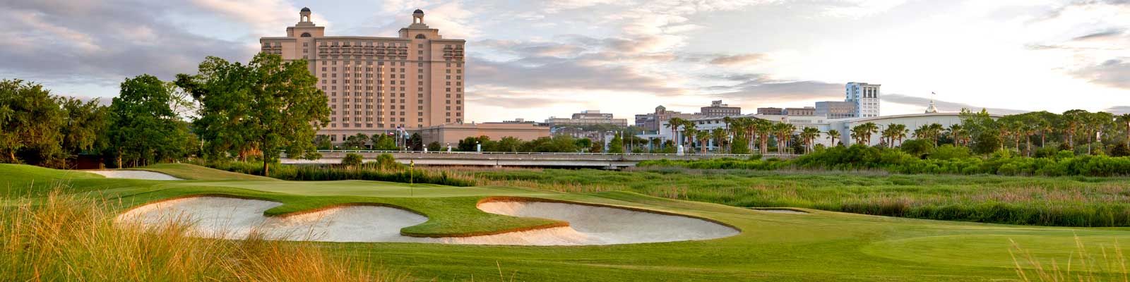 Are you boater looking for the best golf courses with spectular views of the water? Here is a list of the best golf courses throughout the US.